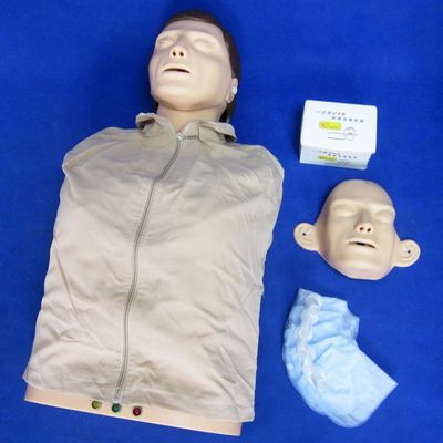 Formation à la RCR électronique sur le buste Manivelle démonstration de soins aux patients avec PVC avancé