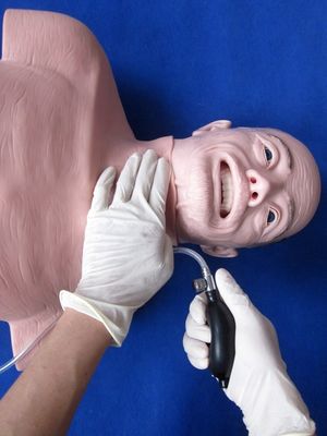 Le mannequin en PVC avancé est le meilleur choix pour la réanimation et l'intubation des personnes âgées