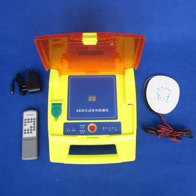 Entraînement en défibrilleur cardiaque externe automatisé de taille humaine avec promotion de la voix
