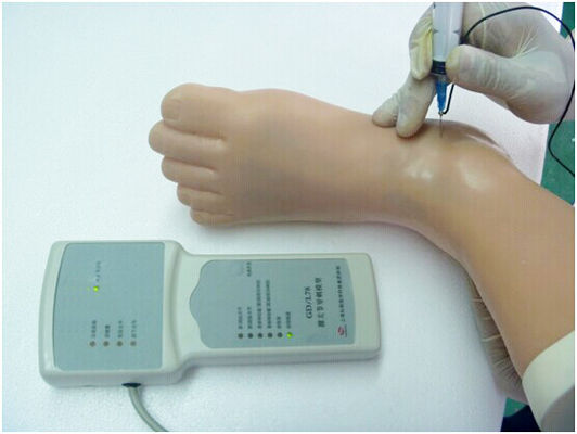 Modèle d'entraînement à l'injection réaliste de mannequin de simulation humaine avec boîte de contrôle