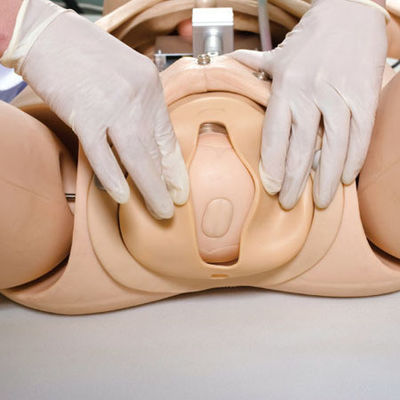 Manikine de formation à l'accouchement pour des simulations réalistes d'urgence maternelle et néonatale