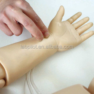 Soins pédiatriques Enfants d'un an Soins infirmiers et RCR Manikine pour la formation de sauvetage
