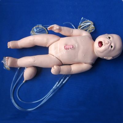 Une poupée pour nourrissons vivants pour la pratique de soins infirmiers néonataux sur un mannequin de taille humaine